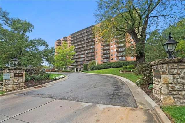 $150,000 | 4550 Warwick Boulevard, Unit 206, Kansas City, MO 64111
