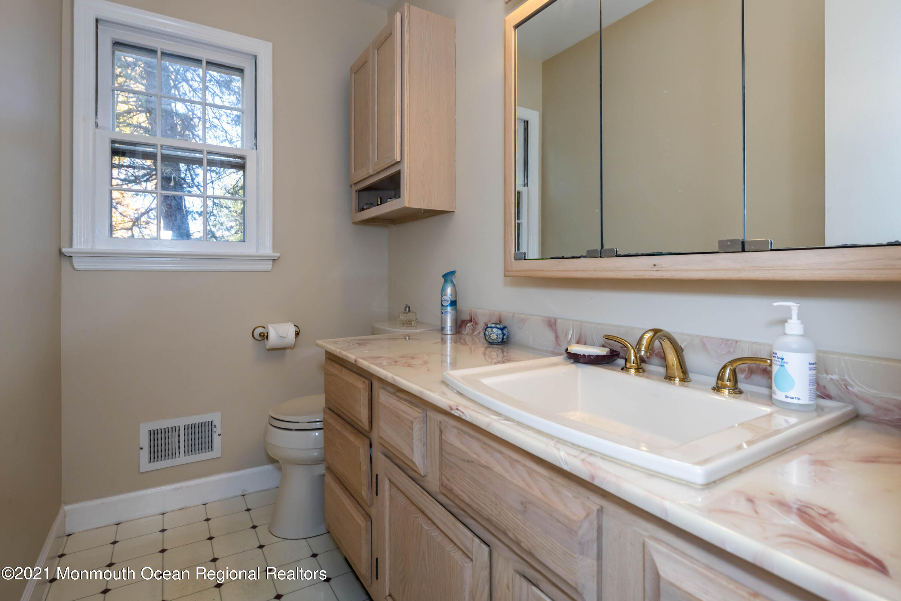 15 Algonquin Road Holmdel, NJ 07733 - Photo 22 of 25 13_Bathroom