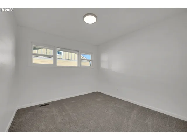 $399,000 | 920 West 10th Avenue, Junction City, OR 97448