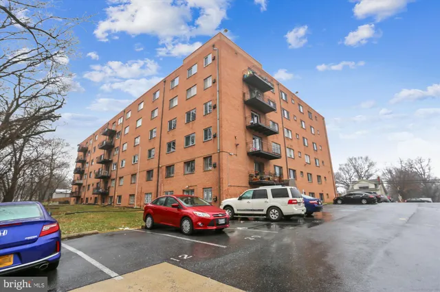 a view of building with a yard
