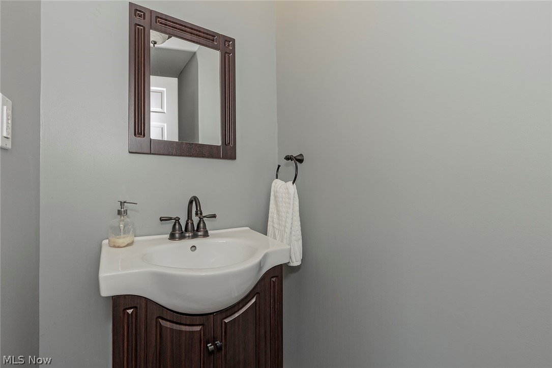 3160 Yorkshire Road Cleveland, OH 44118 - Photo 12 of 35 Gallery Image 12