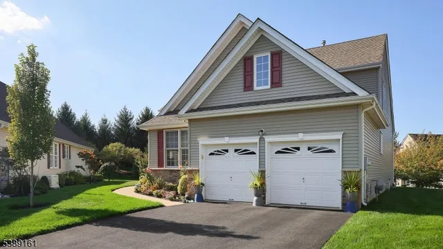 a view of a house with yard and plants