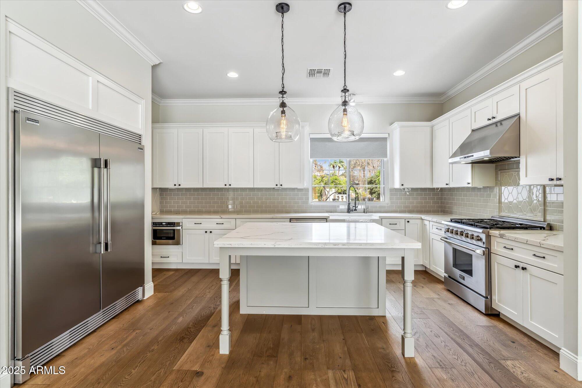 3655 East Piccadilly Road Phoenix, AZ 85018 - Photo 7 of 34 07-Kitchen