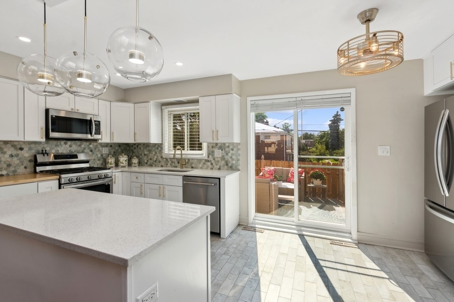 7508 North Ridge Boulevard, Unit C Chicago, IL 60645 - Photo 5 of 21 Gallery Image 5
