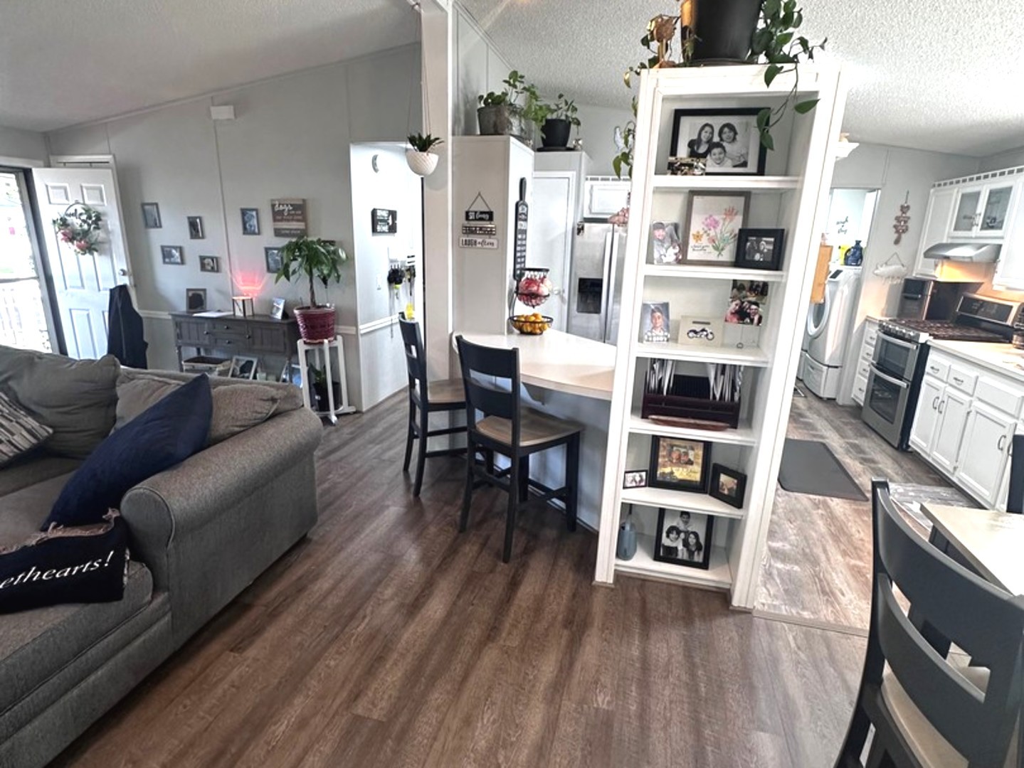 201 Greenview Road Belvidere, IL 61008 - Photo 16 of 57 a living room with furniture and a book shelf