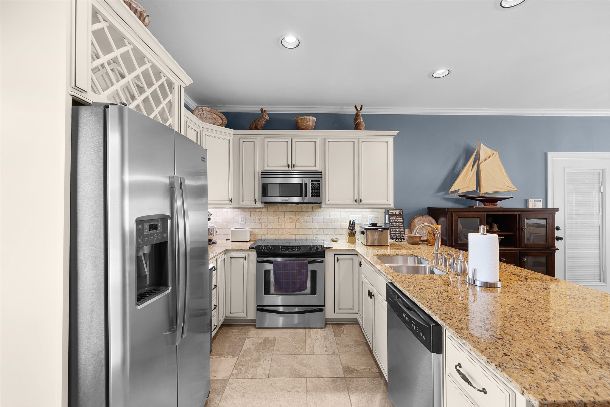 145 Deer Path Savannah, TN 38372 - Photo 9 of 23 a large kitchen with cabinets appliances and a counter