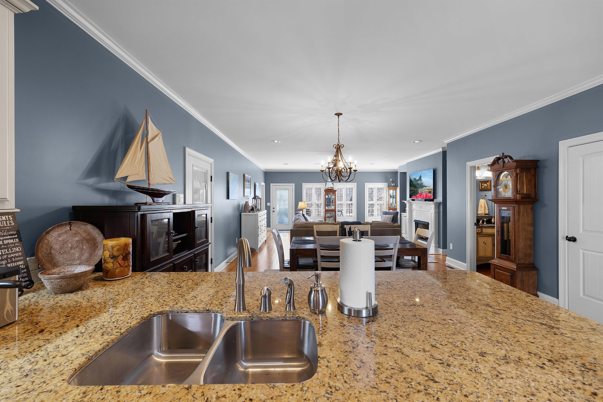 145 Deer Path Savannah, TN 38372 - Photo 10 of 23 a view of a living room and kitchen