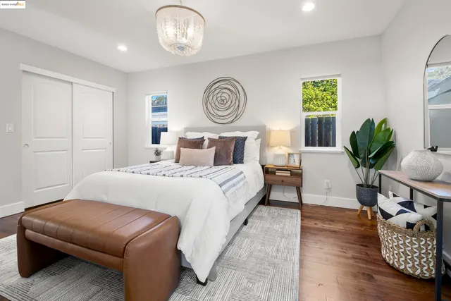 a view of a back yard