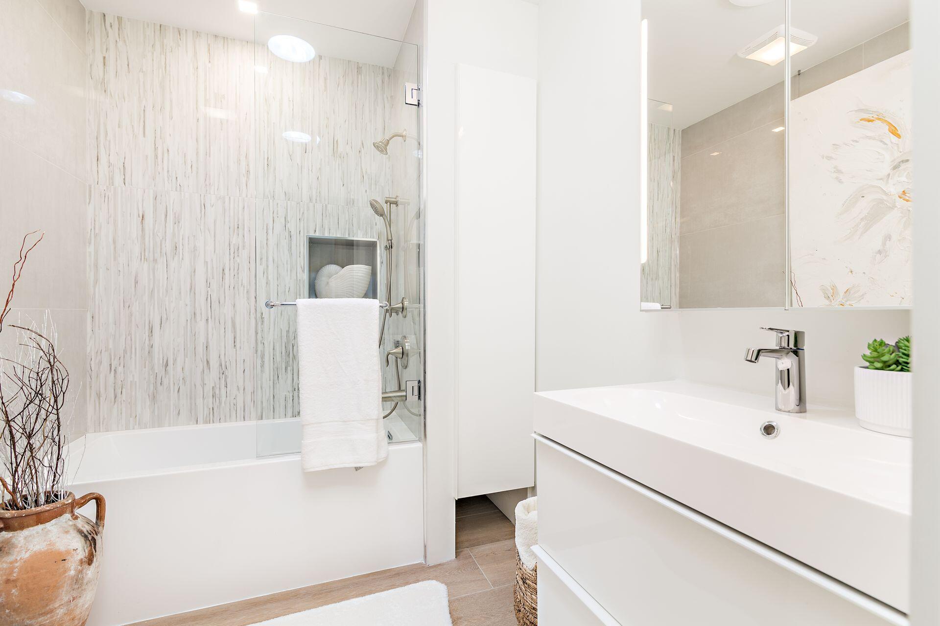 376 Colonial Road West Palm Beach, FL 33405 - Photo 23 of 59 Second Bath