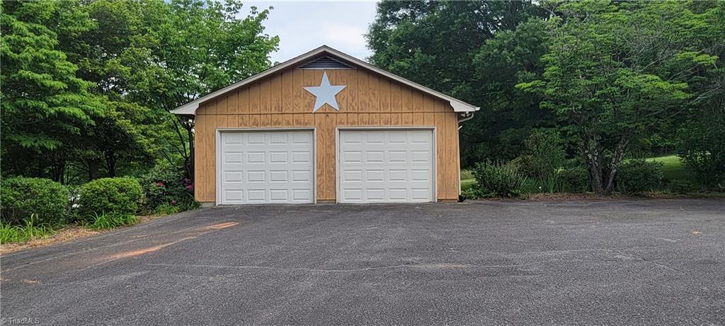 391 Reeves Mill Road Mount Airy, NC 27030 - Photo 4 of 34 Gallery Image 4