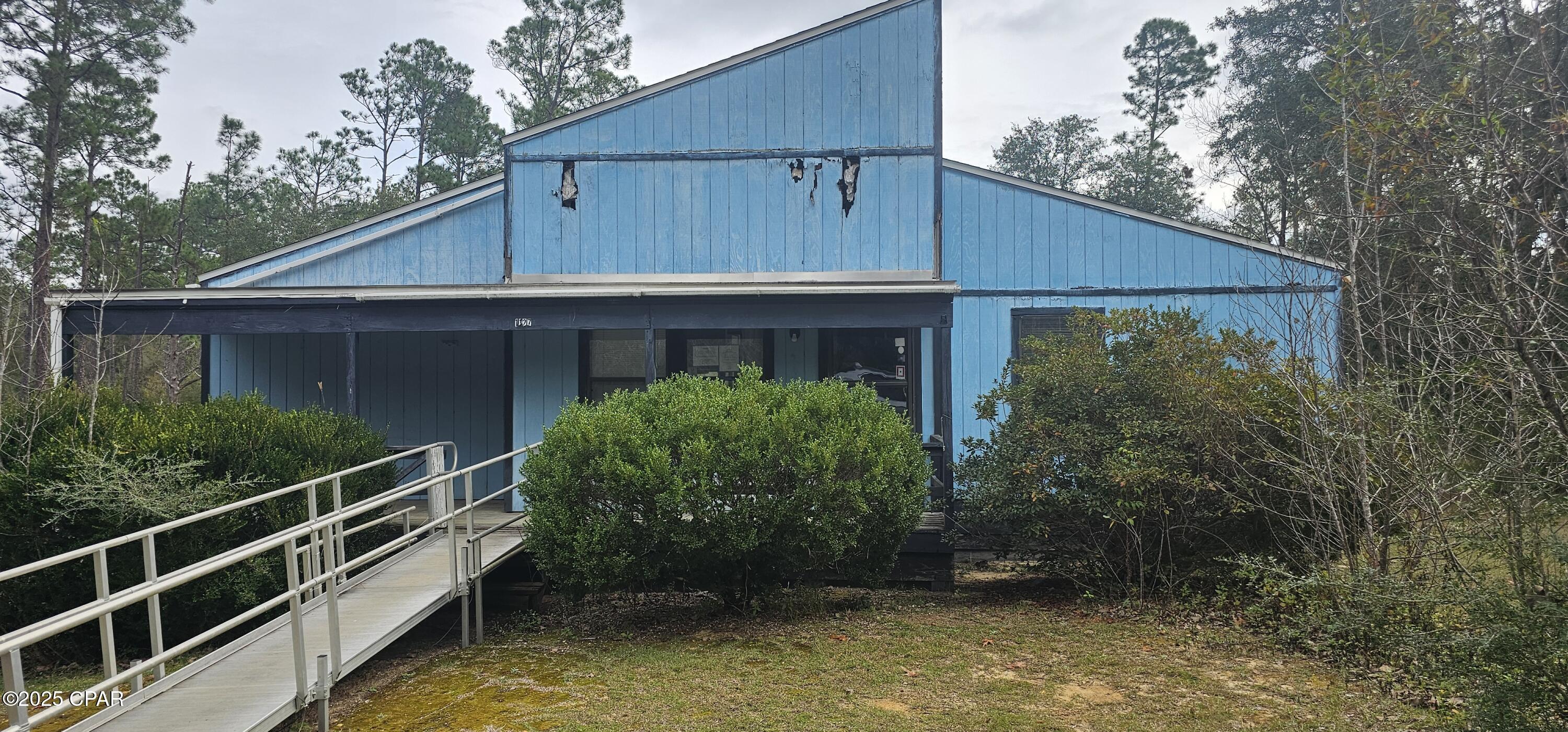 1127 Highlands Circle Alford, FL 32420 - Photo 2 of 10