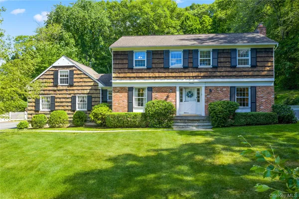 $1,395,000 | 14 Briarwood Lane, Pleasantville, NY 10570