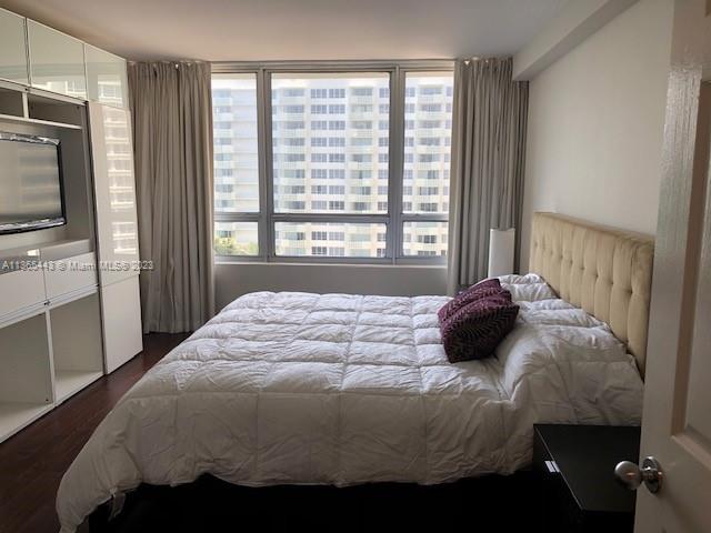 1500 Bay Road, Unit 958S Miami Beach, FL 33139 - Photo 10 of 20 a bed sitting in a bedroom next to a window