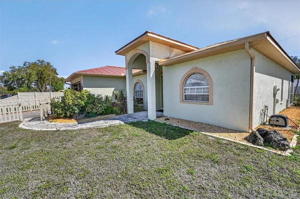 $3,200 | 2724 Temple Street, Sarasota, FL 34239