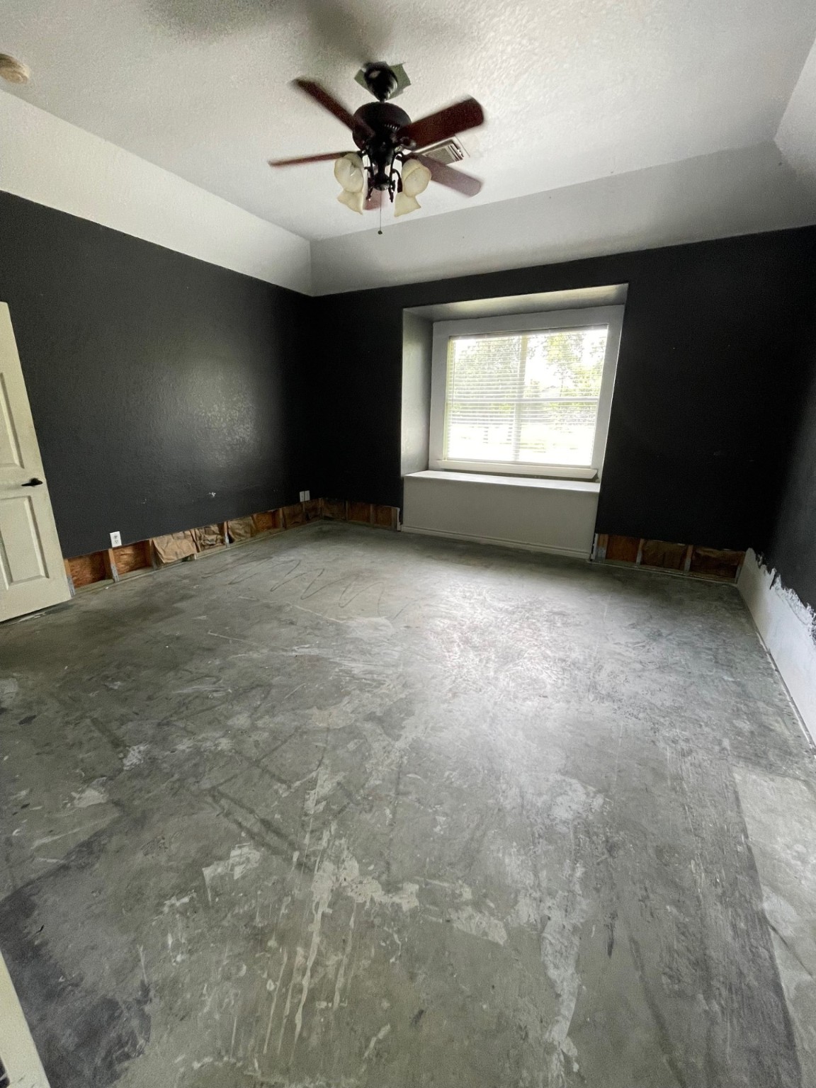 7599 County Road 3 Sweeny, TX 77480 - Photo 5 of 9 an empty room with windows and fan