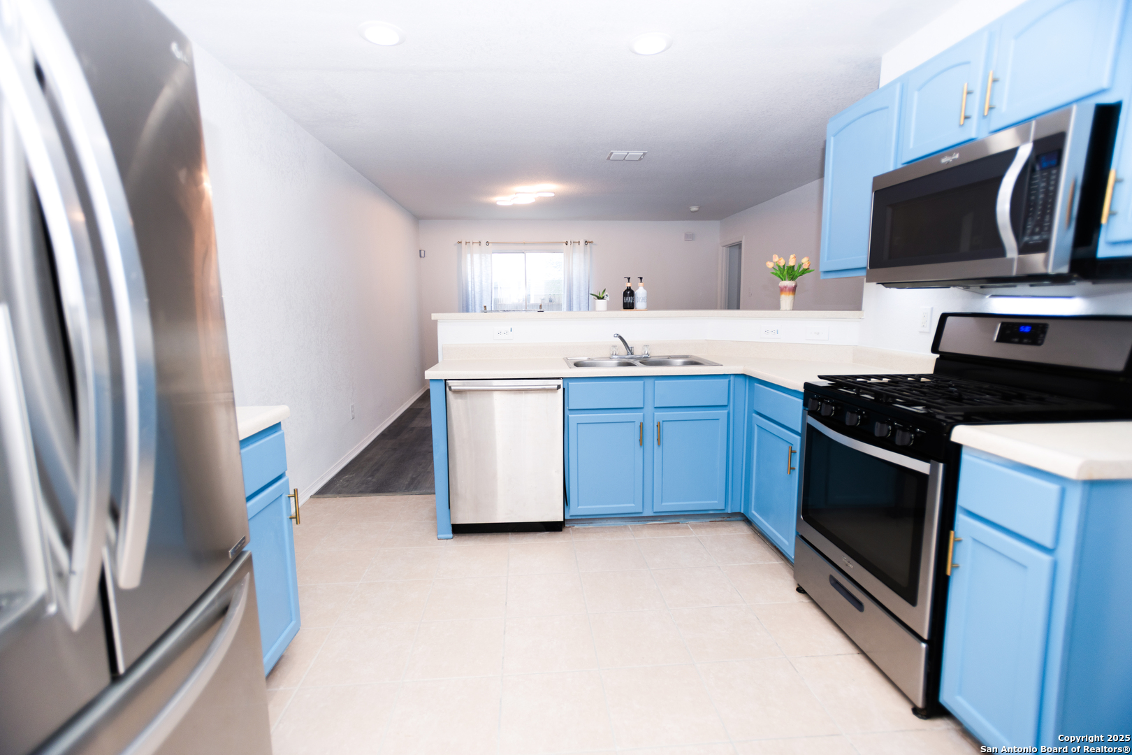 2311 Cloudbait View Converse, TX 78109 - Photo 5 of 20 a kitchen with stainless steel appliances a stove a microwave and a refrigerator