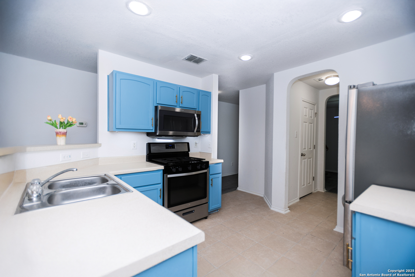 2311 Cloudbait View Converse, TX 78109 - Photo 6 of 20 a kitchen that has a sink and a stove in it
