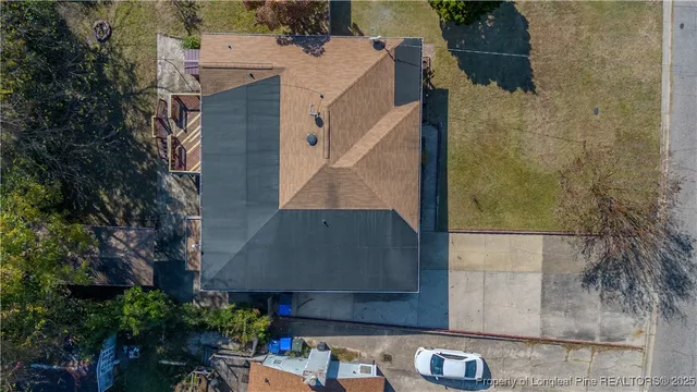 a black and white photo of a living room