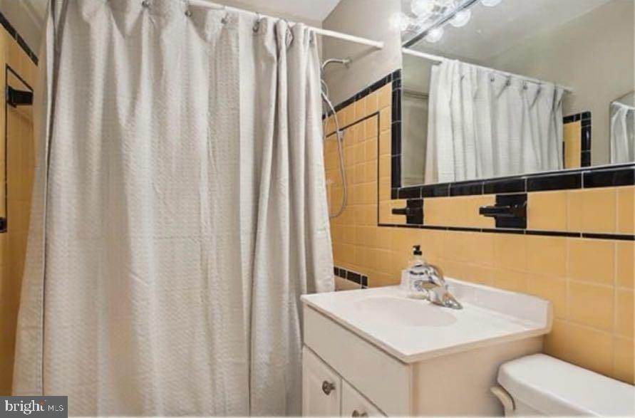 5885 9th Road North Arlington, VA 22205 - Photo 25 of 48 1 upper floor bathroom / will be refreshed 1 July