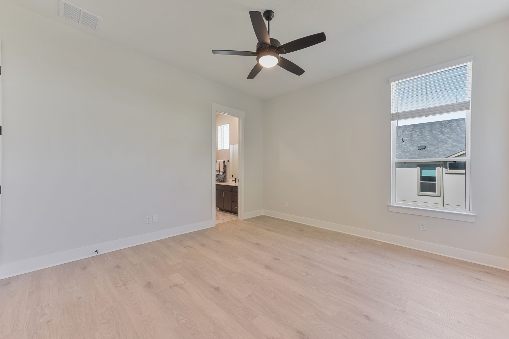 1400 Paxton Lane Georgetown, TX 78633 - Photo 20 of 39 an empty room with ceiling fan and windows