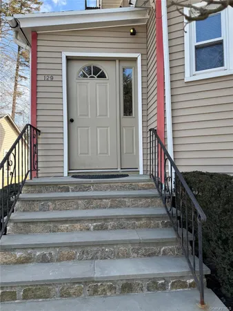 $3,575 | 129 Washington Avenue, Unit 1 SIDE, Pleasantville, NY 10570