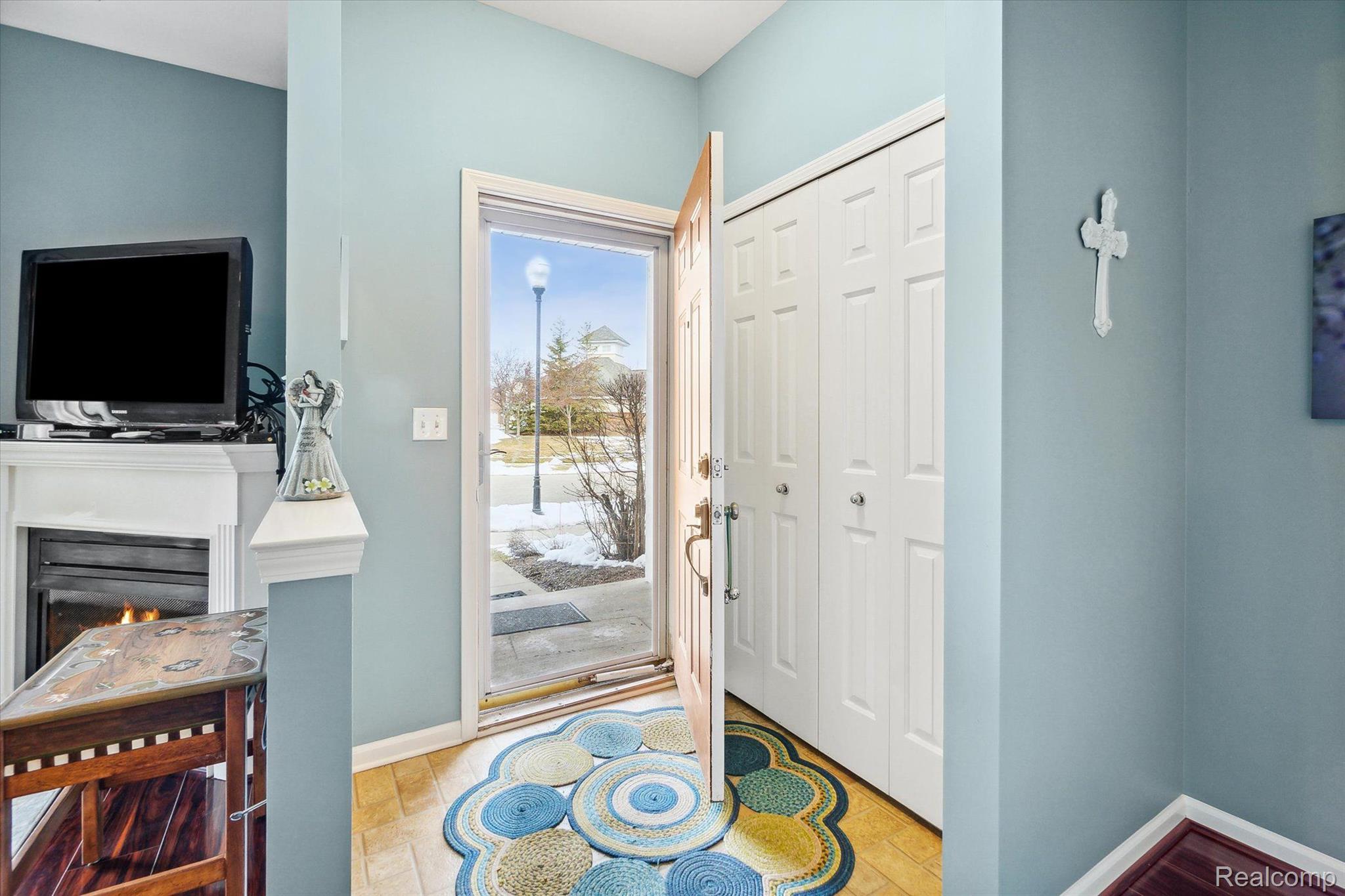 10233 Crossview Trail Howell, MI 48855 - Photo 2 of 27 Gallery Image 2