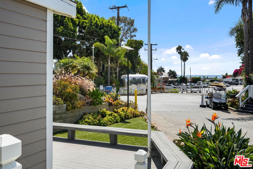31 Paradise Cove Road Malibu, CA 90265 - Photo 9 of 27 a view of a floor with a bench in patio