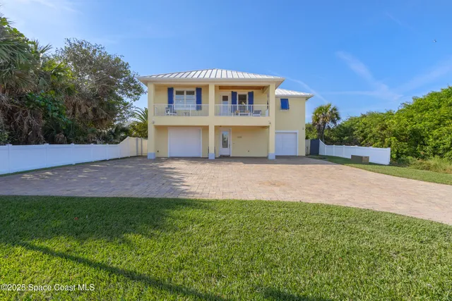 a view of a house with a backyard