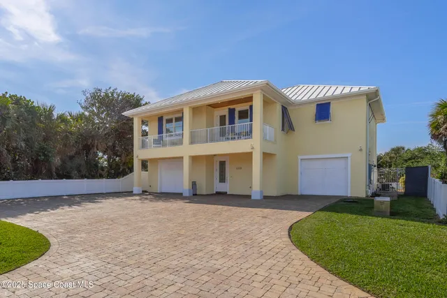 a view of yard with green space