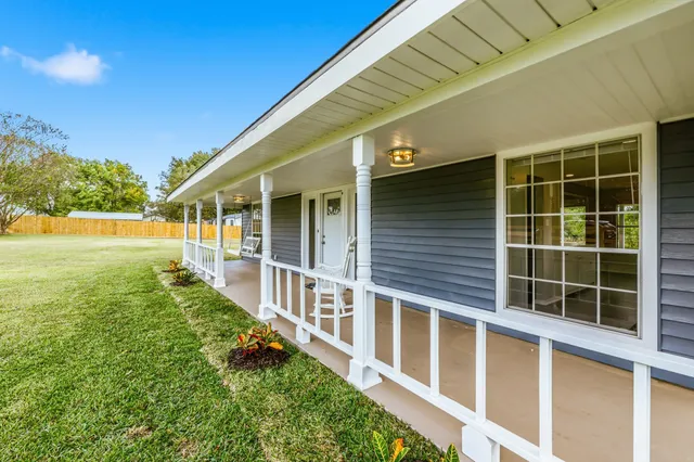 a view of an house with backyard