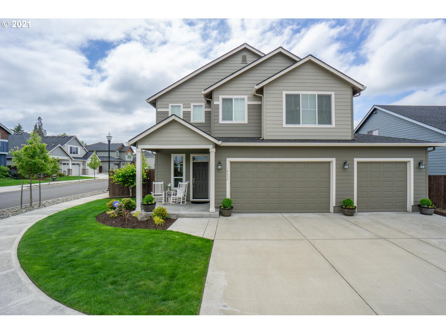 4639 North Noble Loop Ridgefield, WA 98642 - Photo 1 of 32 a front view of a house with a yard and porch