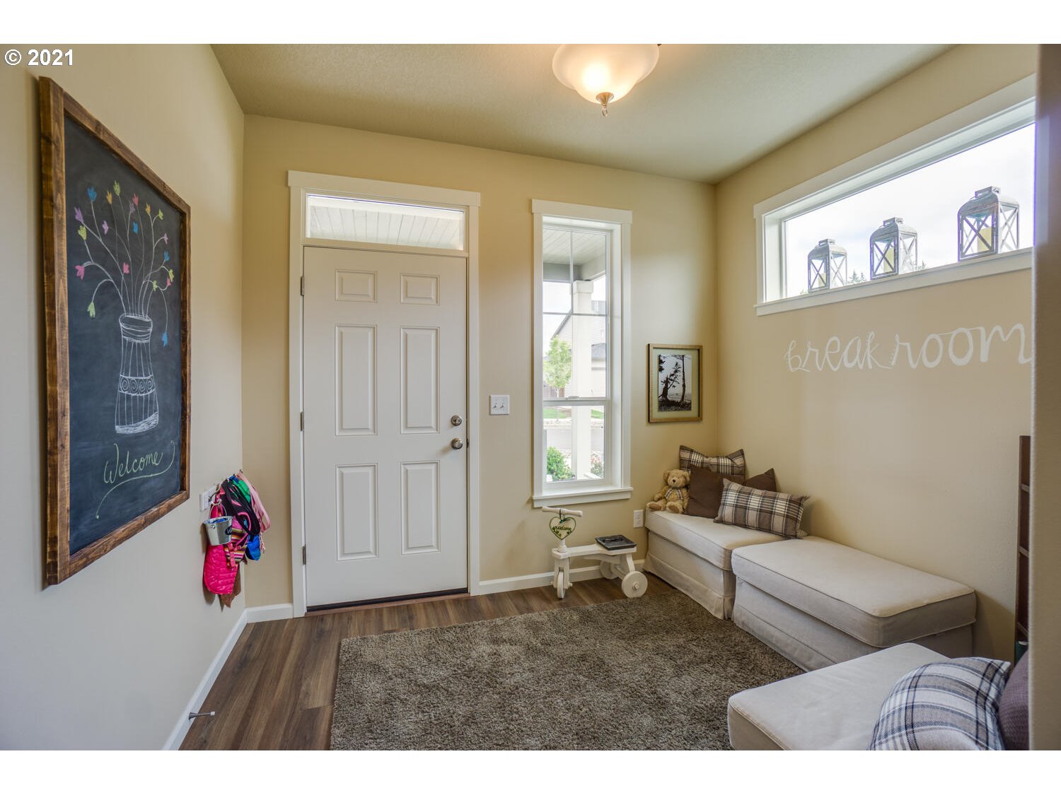 4639 North Noble Loop Ridgefield, WA 98642 - Photo 2 of 32 a living room with furniture and a window