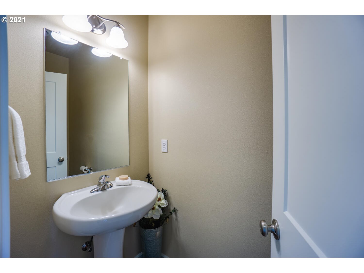 4639 North Noble Loop Ridgefield, WA 98642 - Photo 5 of 32 a bathroom with a sink and a mirror