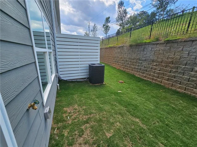 a view of a backyard