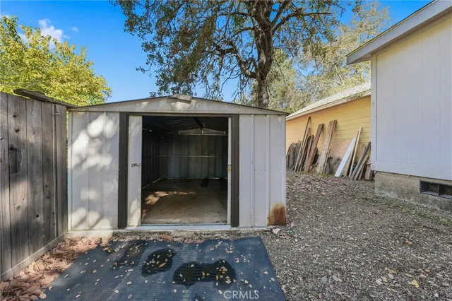 a view of a entrance gate of the house