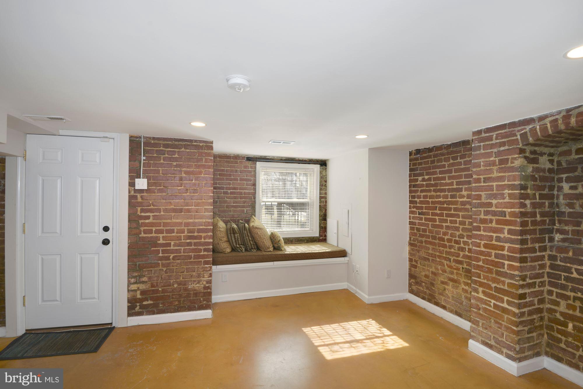 2721 Ontario Road Northwest, Unit B Washington, DC 20009 - Photo 5 of 21 Entrance to living area