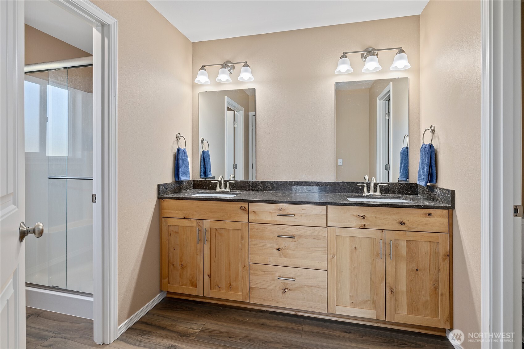 491 Pease Road Cle Elum, WA 98922 - Photo 16 of 38 a bathroom with a double vanity sink and a mirror