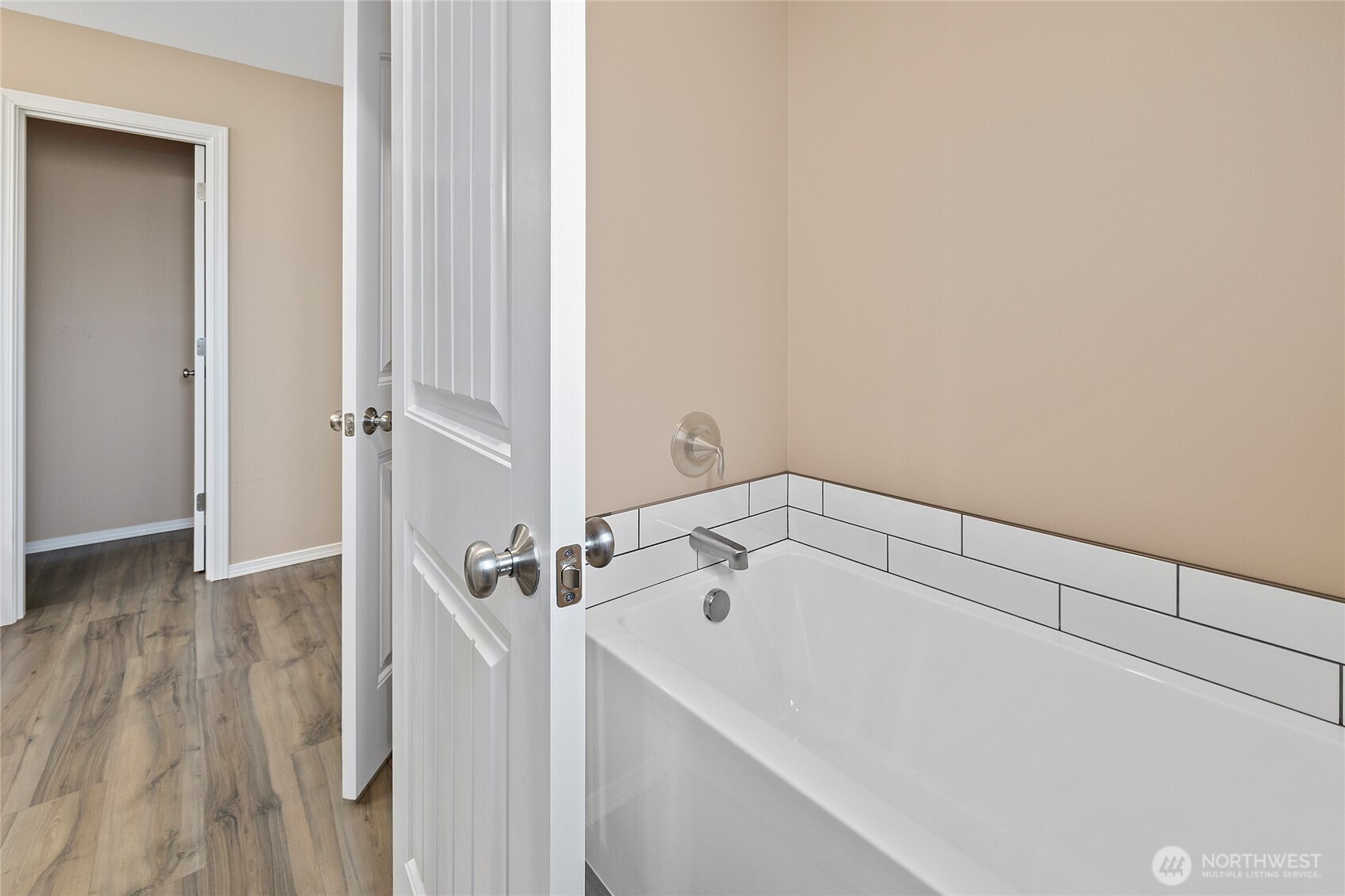 491 Pease Road Cle Elum, WA 98922 - Photo 17 of 38 a bathroom with a bathtub