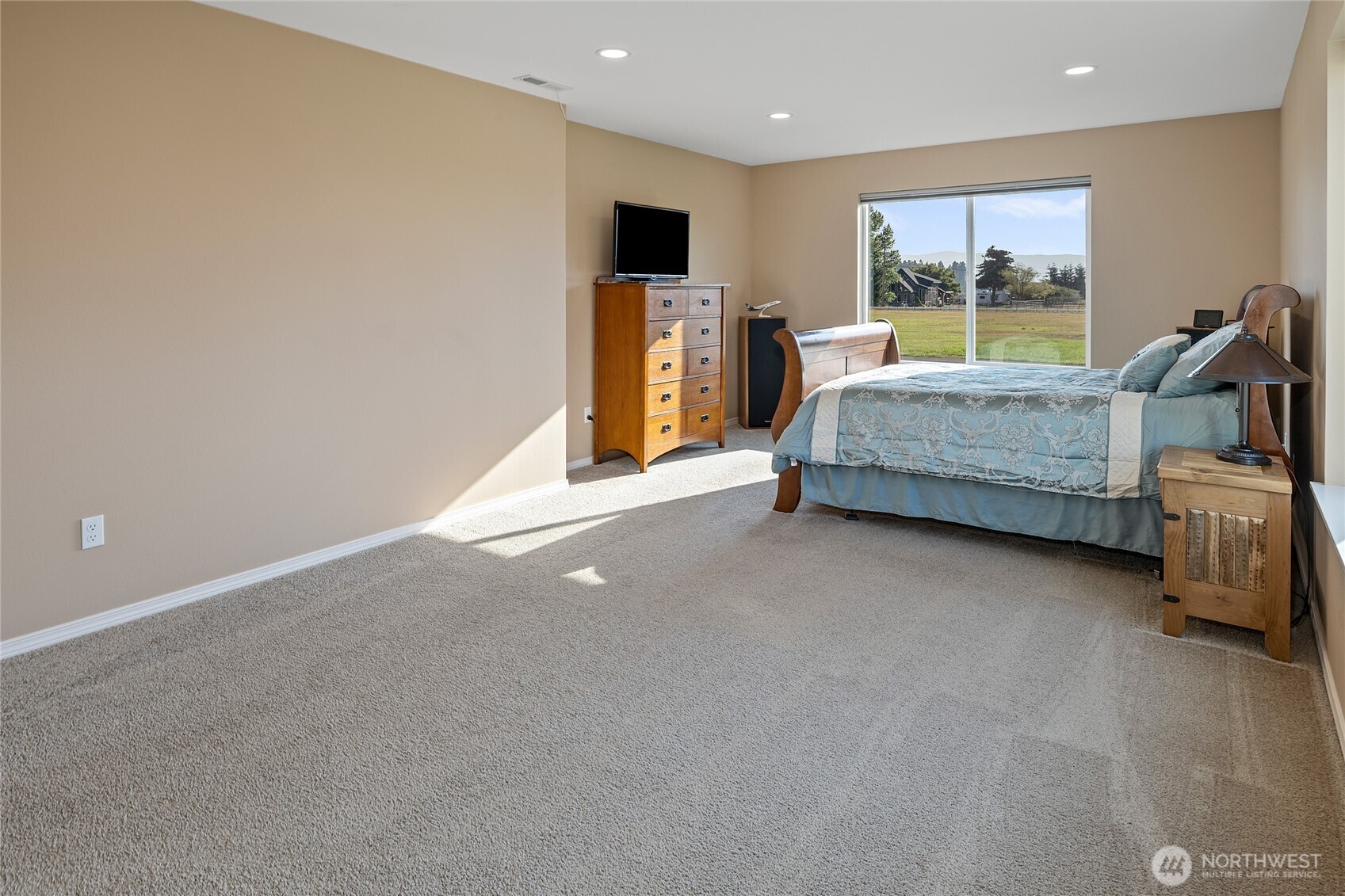 491 Pease Road Cle Elum, WA 98922 - Photo 19 of 38 a bedroom with furniture and a flat screen tv