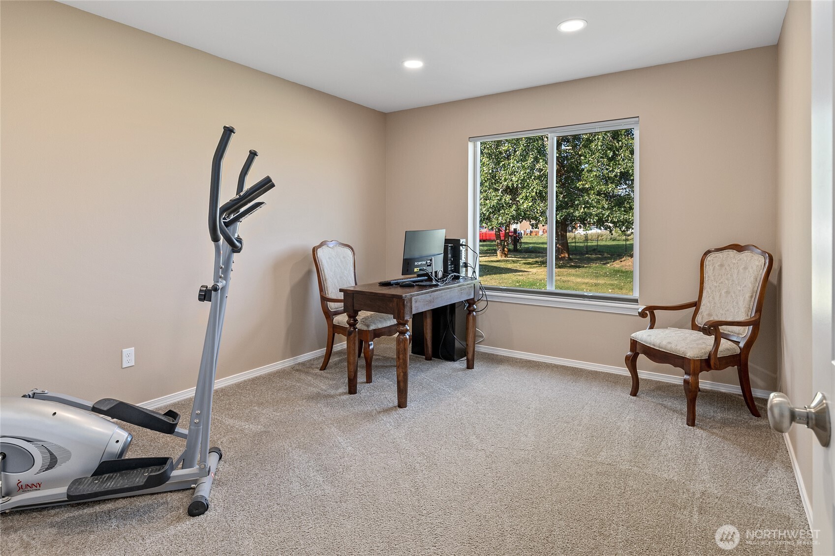 491 Pease Road Cle Elum, WA 98922 - Photo 20 of 38 a work room with furniture and a window