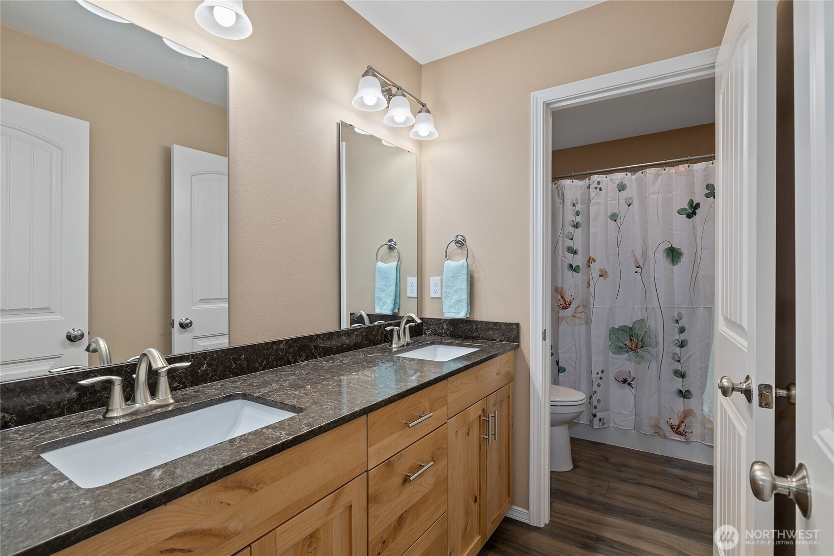 491 Pease Road Cle Elum, WA 98922 - Photo 21 of 38 a bathroom with a granite countertop sink and a mirror