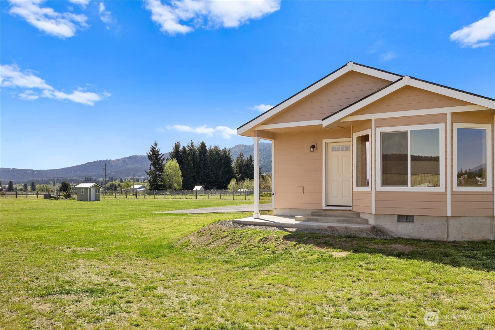 491 Pease Road Cle Elum, WA 98922 - Photo 22 of 38 a front view of a house with a yard