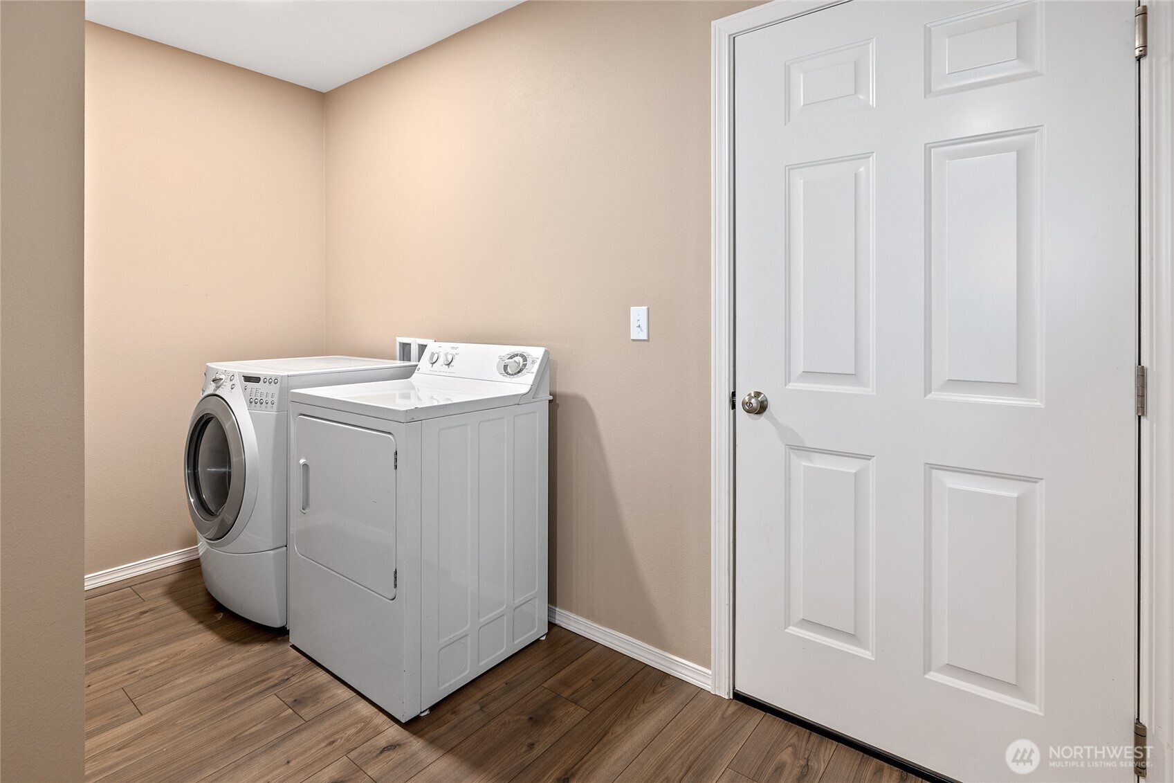 491 Pease Road Cle Elum, WA 98922 - Photo 30 of 38 a utility room with wooden floor washer and dryer