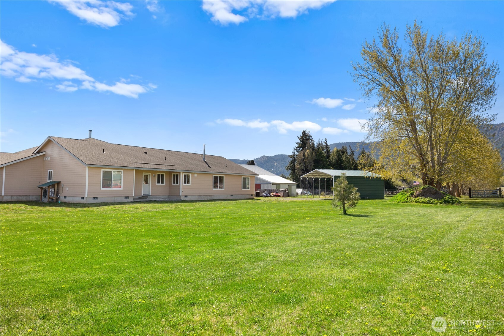491 Pease Road Cle Elum, WA 98922 - Photo 31 of 38 a front view of a house with garden