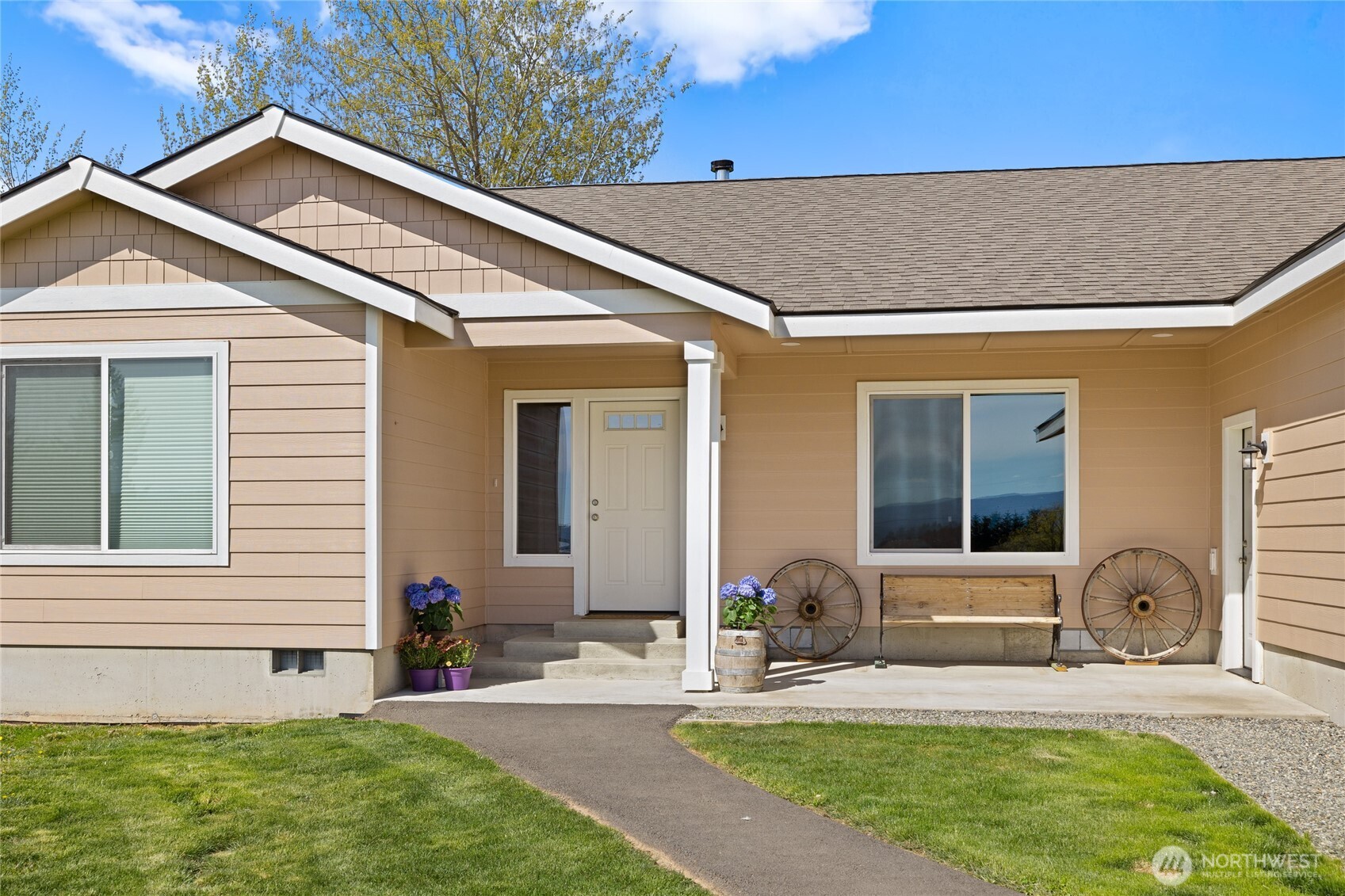 491 Pease Road Cle Elum, WA 98922 - Photo 4 of 38 a front view of a house with garden