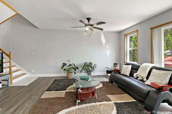 a picture of a wall with a bench