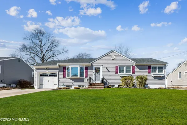 a view of a house with backyard and garden