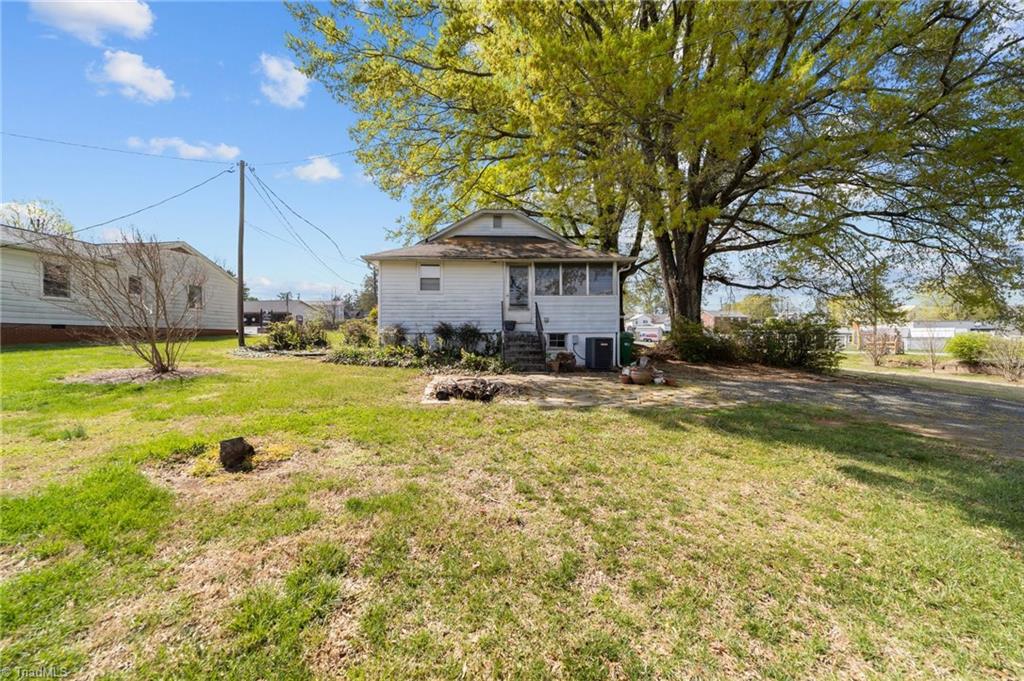 313 East King Street King, NC 27021 - Photo 8 of 30