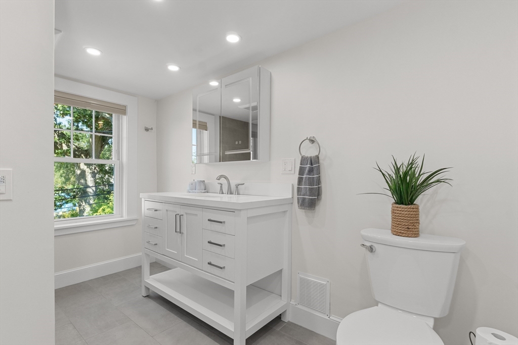 29 Fuller Street Gloucester, MA 01930 - Photo 17 of 38