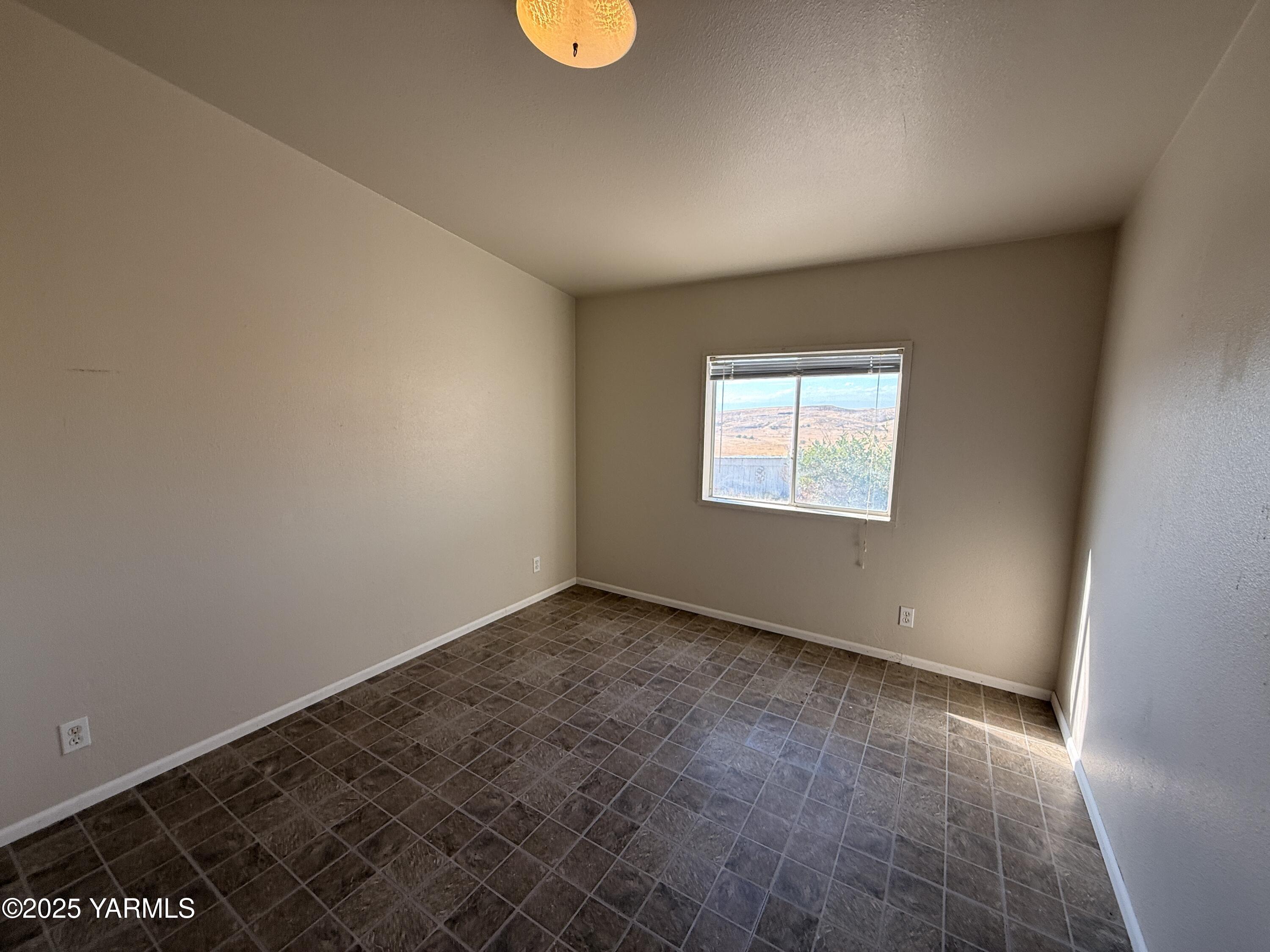 670 Hidden Valley Road Zillah, WA 98953 - Photo 11 of 17 an empty room with a window